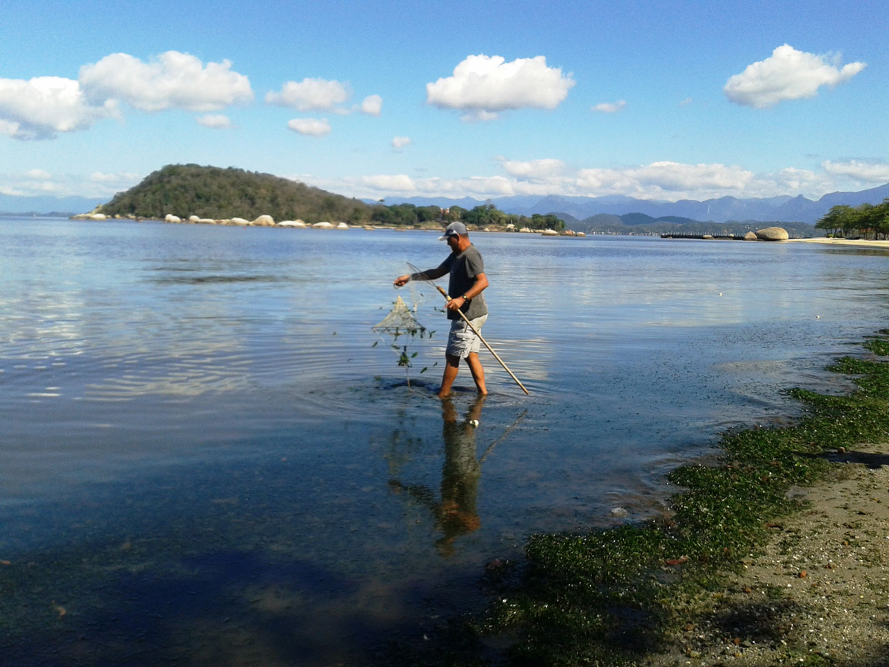 Há pelo menos cinco meses, o pescador Marcelo Bueno deixou de pescar com seu barco pelas águas da Baía de Guanabara. Desde o início da mortandade, Bueno apenas cata siris na praia de José Bonifácio, em Paquetá. Foto: Fabíola Ortiz