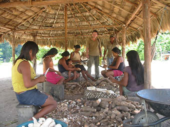 Índias Katxuyana na casa de farinha da aldeia Santidade. A fundo, Palmieri, do Imaflora, e o cacique, João Paulo (Foto: Imazom-Imaflora)