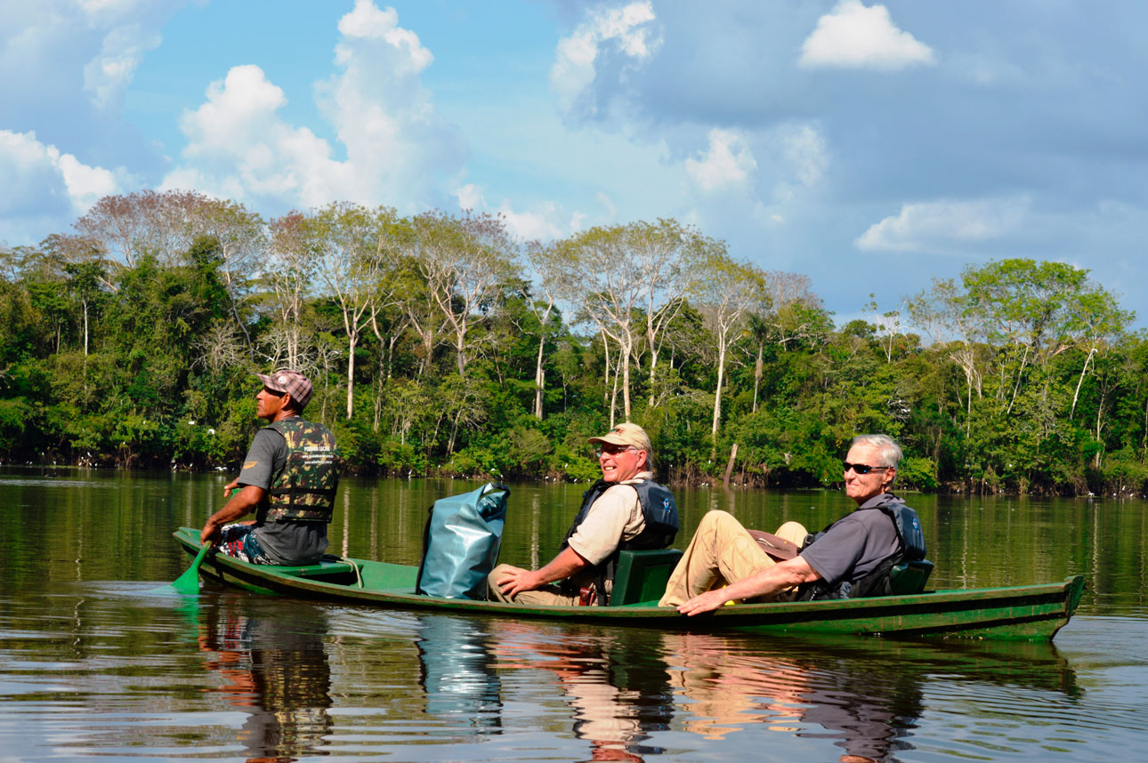 George Schaller e Peter Crawshaw viajam em canoa típica da região para fazer um reconhecimento de mata de várzea. Foto: Wez del Toro
