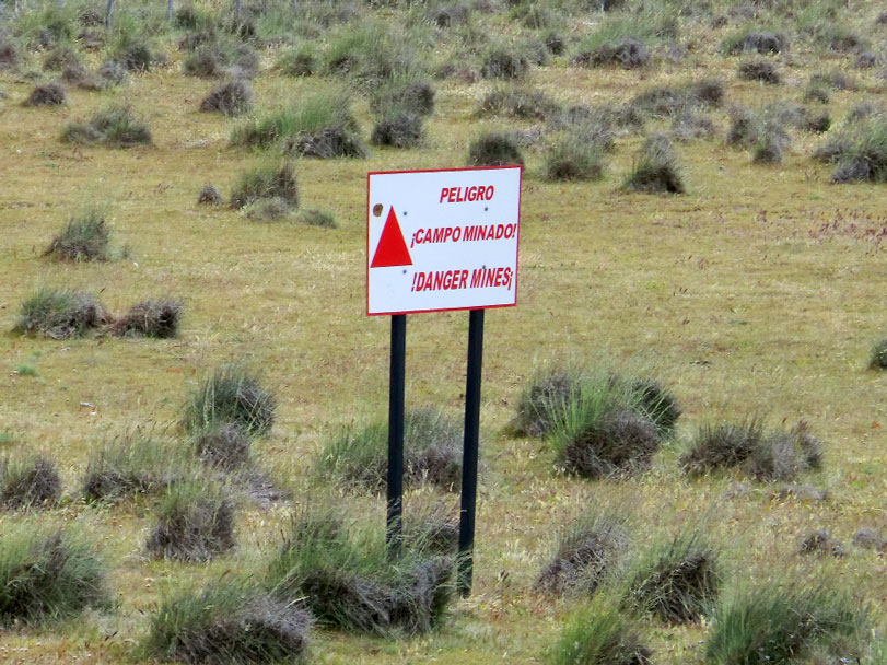 Um campo minado na fronteira Chile-Argentina. Melhor não sair da trilha. Foto: Fabio Olmos