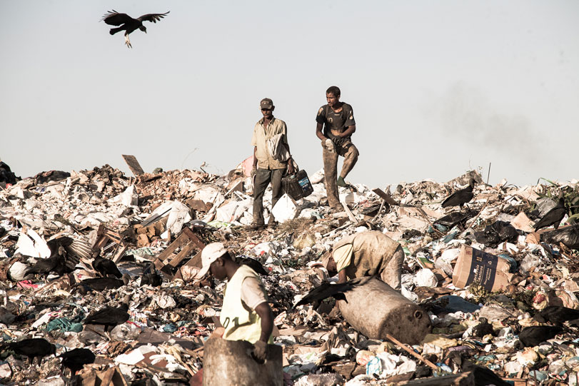 De acordo com a Lei Nacional dos Resíduos Sólidos todos os lixões deveriam ter sido fechados até 2014, mas o país está longe disso. Na imagem, Gramacho, Rio de Janeiro, fechado em junho de 2012. Foto: