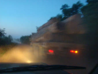 Caminhão flagrado pouco depois das 19h na estrada deserta. (Foto: Andreia Fanzeres)