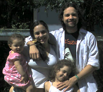 Maurício e sua família na nova casa, no bairro da Tijuca, Rio de Janeiro. No colo de Marcela, Flor, de um ano. Em pé, a filha mais velha, Mel. (Fonte: Álbum de família)