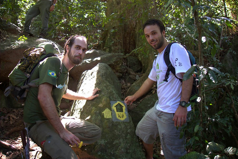 Christiano Brandão, monitor do Parque Nacional da Tijuca e Eduardo Azevedo, voluntário do mutirão, finalizam uma nova marcação no trecho que vai da R. Sara Vilela à Cachoeira dos Primatas